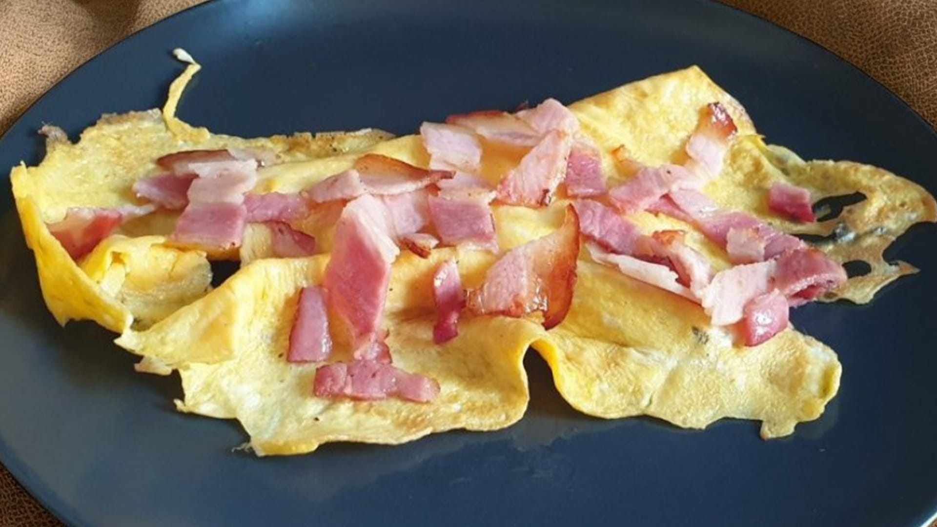 Omletă din 3 ouă la grill, servită cu murături