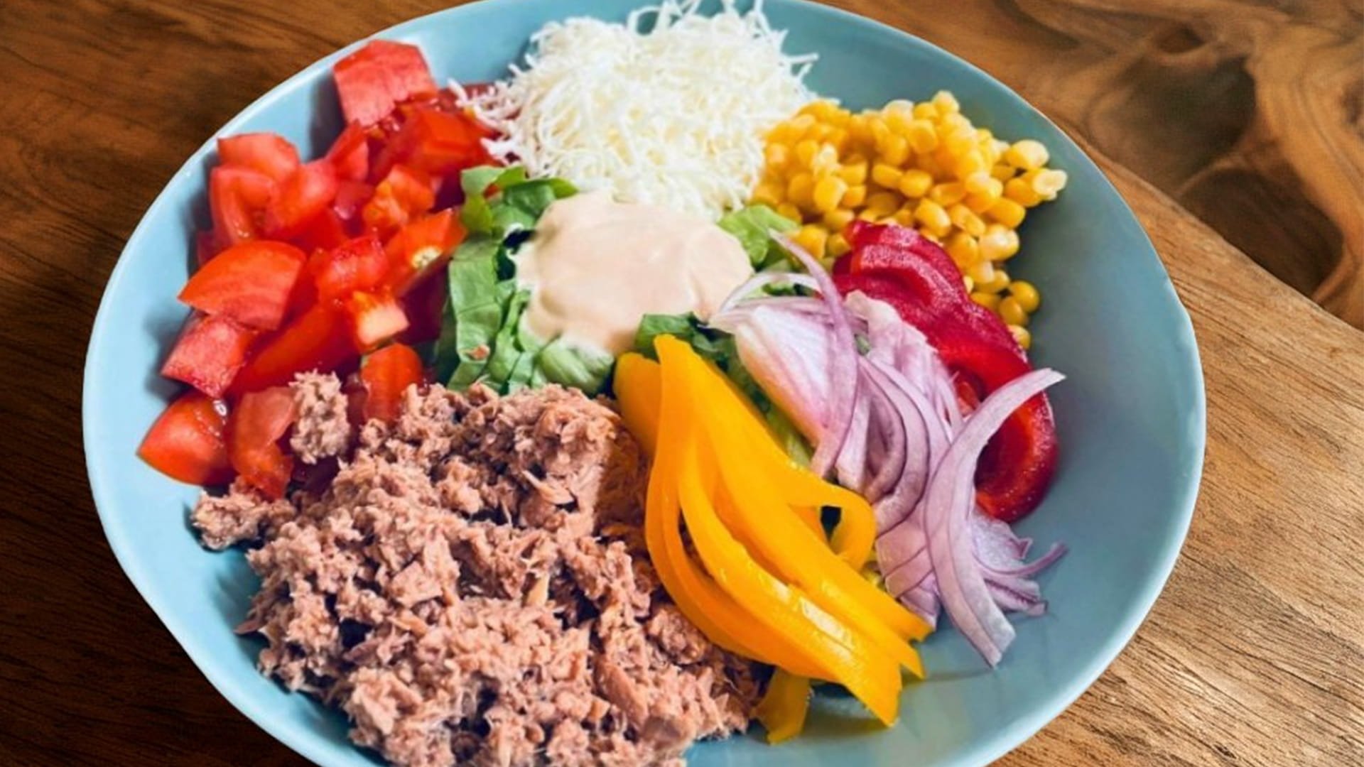 Salată proaspătă cu legume și telemea la 3 Est Alba Iulia