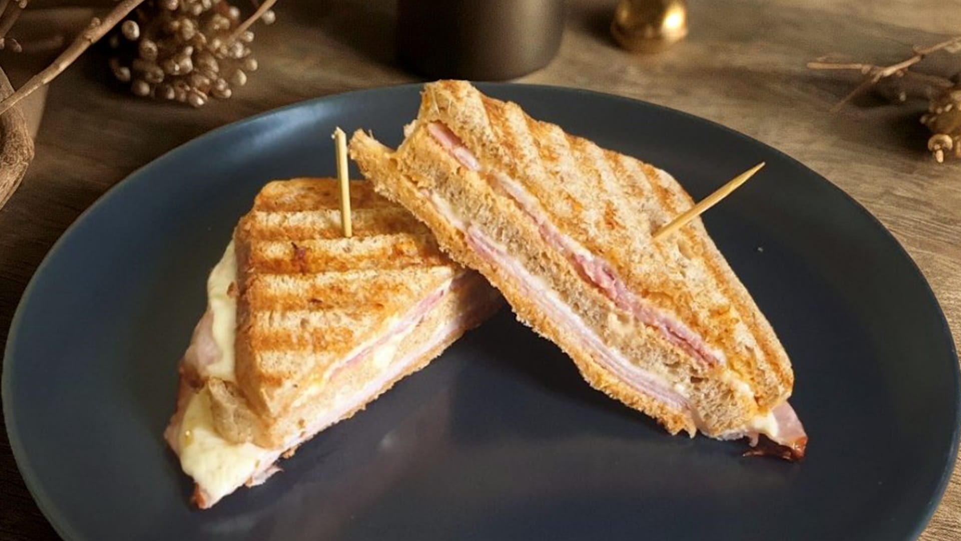 Toast Club 3 Est cu mușchi file, bacon, ou și cașcaval